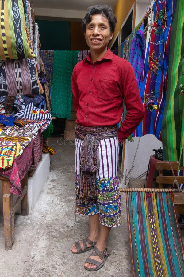 files/guatemalteco-en-un-mercado-de-santiago-atitlan-solola-guatemala-marzo-357000482.webp
